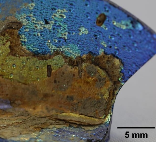 Vetro dell antica Aquileia A distinctive iridescent patina on an ancient Roman glass fragment stems from a photonic crystal structure that formed naturally within the material over time