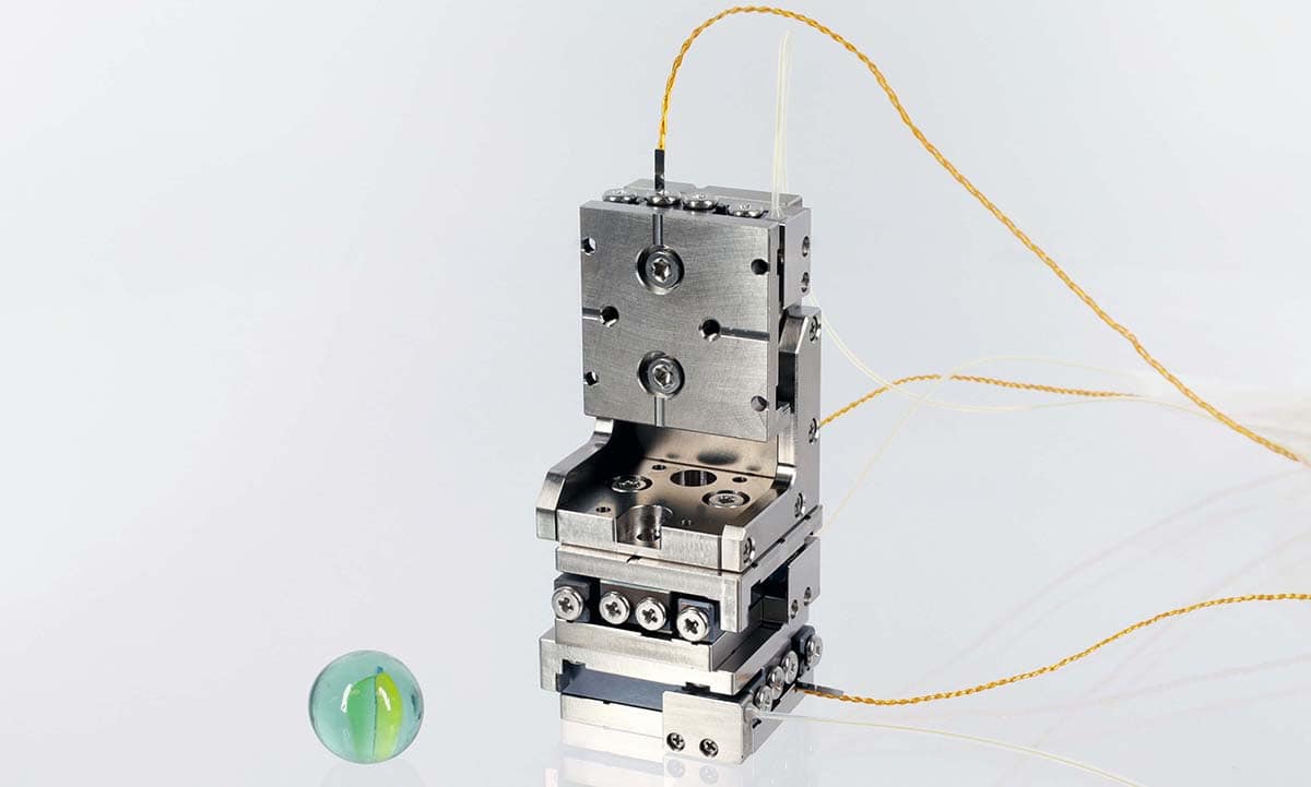 Closed-loop cryogenic stages from SmarAct